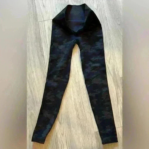 SPANX Look at Me Now Seamless Leggings size S in Black Camo - Picture 4 of 6